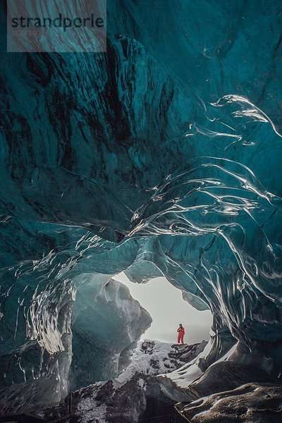 Mann am Eingang der Eishöhle  Vatnajokull Gletscher  Vatnajokull Nationalpark  Island