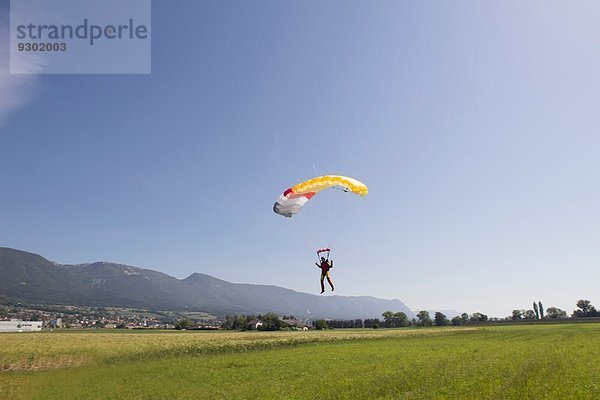 Fallschirmspringerin beim Fallschirmspringen in die Landezone  Grenchen  Bern  Schweiz