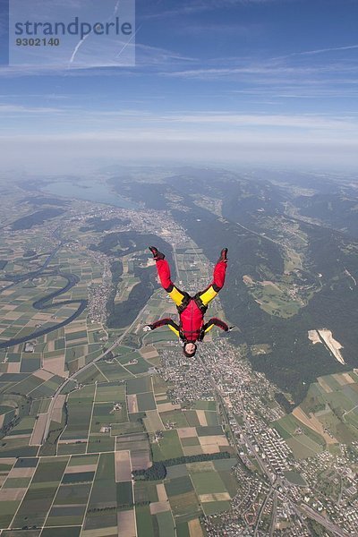 Fallschirmspringerin frei fallend über Grenchen  Bern  Schweiz