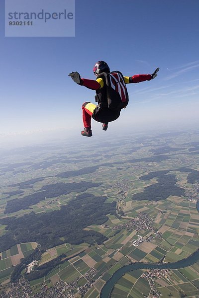 Fallschirmspringerin frei fallend über Grenchen  Bern  Schweiz