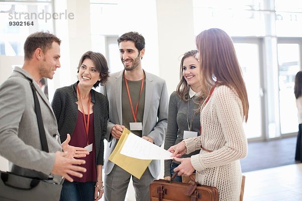 Treffen von Geschäftsfrauen und Geschäftsleuten im Atrium des Konferenzzentrums