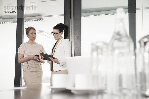 Zwei junge Geschäftsfrauen beim Treffen im Konferenzraum