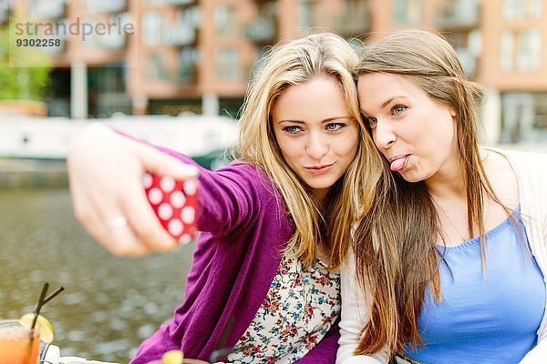 Freunde nehmen Selfie durch den Kanal