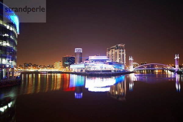 Media City und Kanal bei Nacht  Manchester  UK