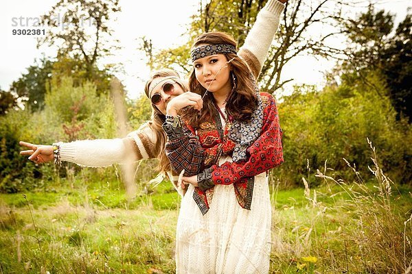 Hippie-Mädchen im Feld