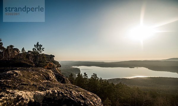 Blick auf Felsformation und fernen See