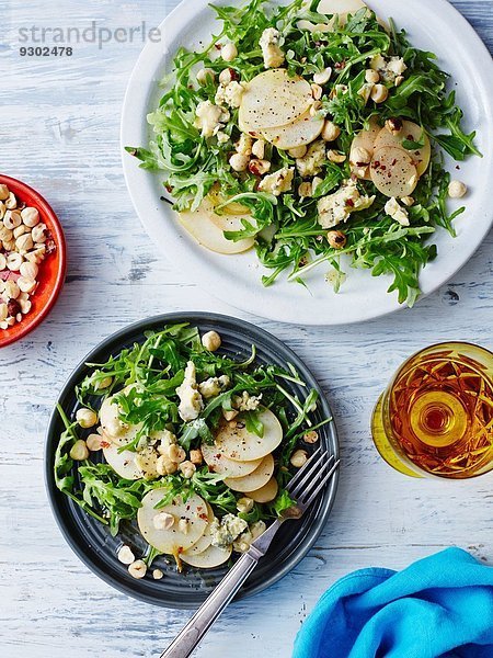 Frische Birne  Blauschimmelkäse und Haselnuss-Salat