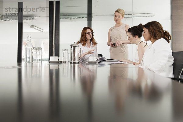 Vier Geschäftsfrauen treffen sich im Konferenzraum