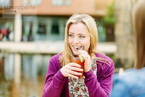 Freunde trinken am Kanal