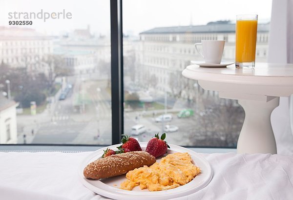 Rührei-Frühstück  Saft und Kaffee am Hotelfenster mit Aussicht  Wien  Österreich