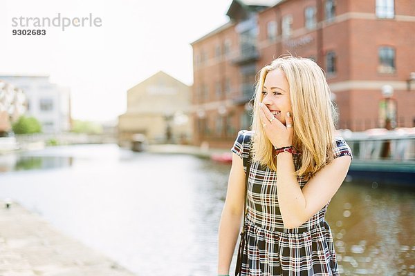 Junge Frau am Kanal  Leeds  England