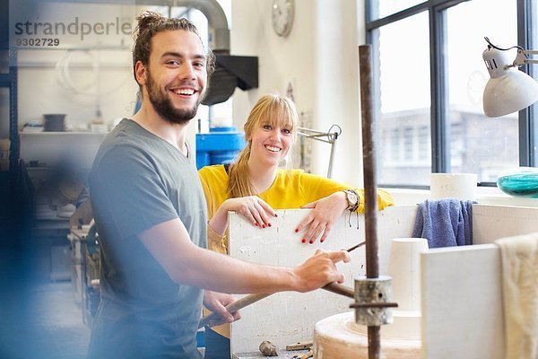 Töpferpaar bei der Arbeit in der Keramikwerkstatt