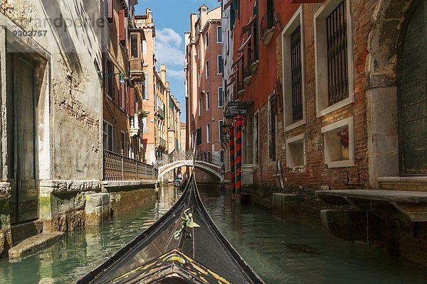 Nahaufnahme einer Teilgondel mit Kanalbrücke in der Ferne  Venedig  Veneto  Italien