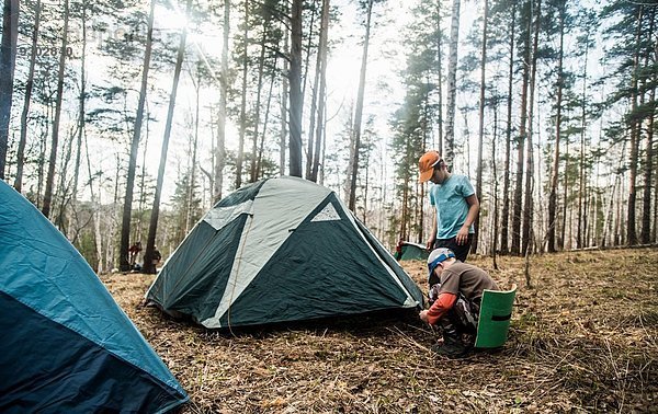 Zwei Jungen bereiten Zelt für Waldcamping vor