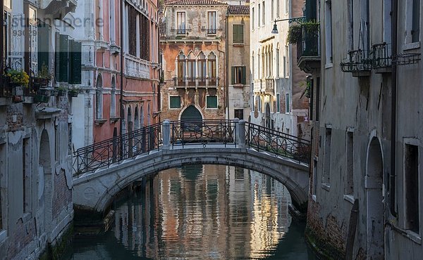 Blick auf die Brücke und Reflexion auf den Kanal  Venedig  Venetien  Italien