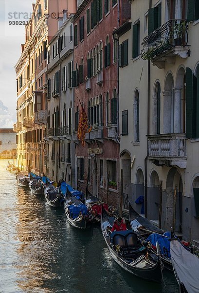 Eine Reihe von Gondeln und die Insel San Giorgio  Venedig  Veneto  Italien