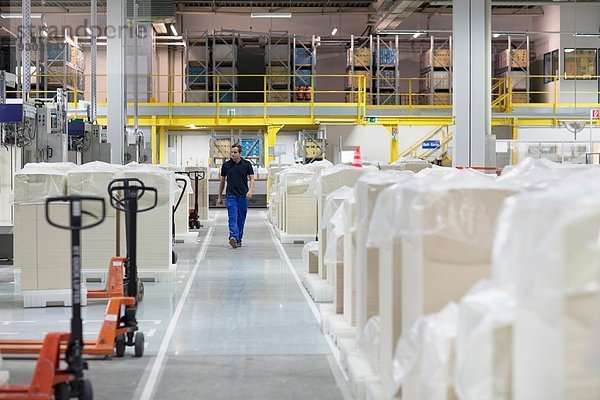 Arbeiter geht durch die Papierverpackungsfabrik