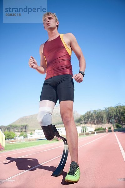 Sprinter stehend mit Beinprothese auf dem