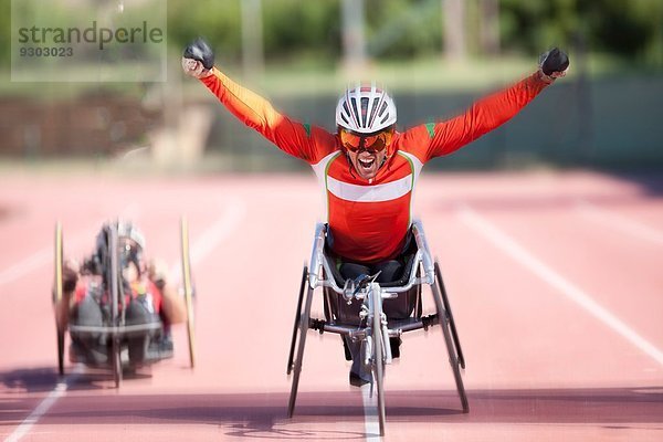 Athlet im Ziel im para-athletischen Wettkampf