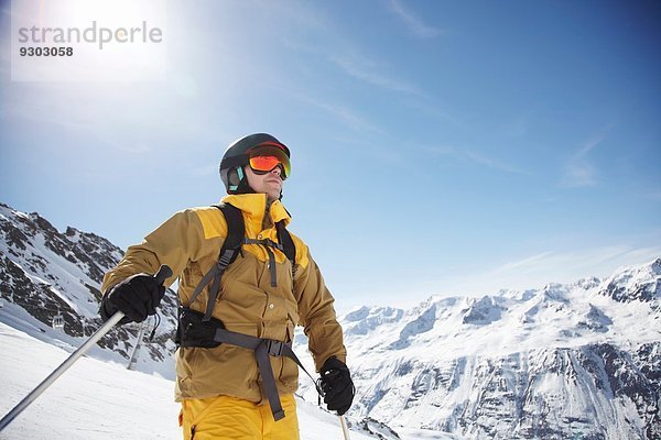 Flachwinkelaufnahme eines männlichen Skifahrers am Berg  Österreich