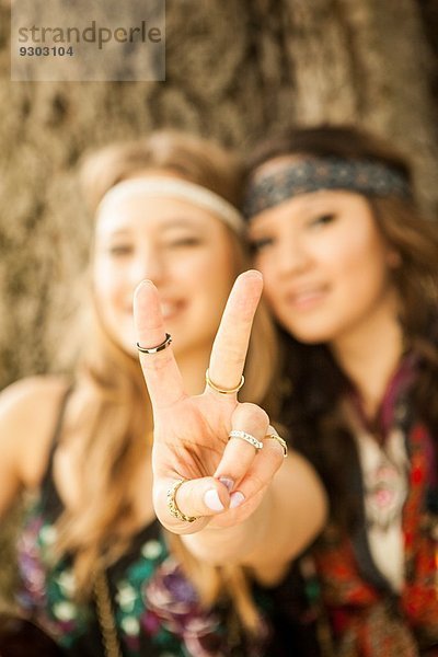 Hippie-Frauen mit Friedenszeichen