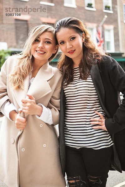 Frauen posieren auf der Straße  London  UK