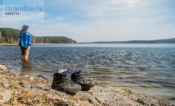 Mittlere erwachsene Wanderin beim Paddeln im See