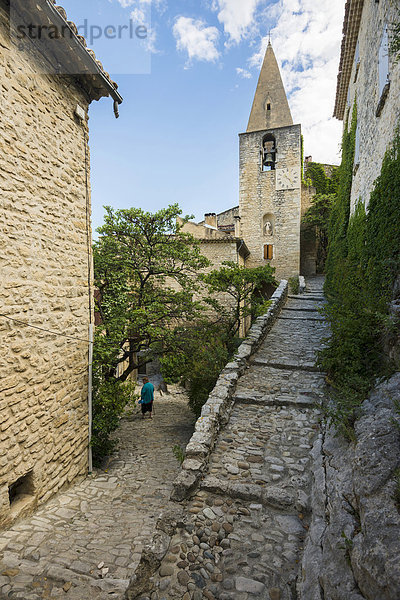 Mittelalterliche Gasse und Kirchturm  Crestet  Département Vaucluse  Provence-Alpes-Côte d?Azur  Frankreich