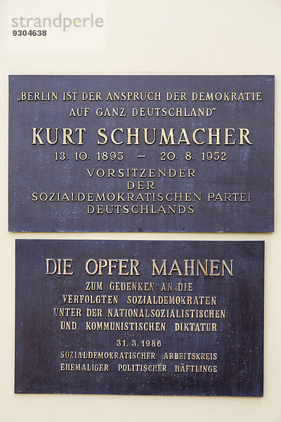 Gedenktafel für Kurt Schuhmacher an der Hauswand des Kurt-Schumacher-Hauses  Sitz des Berliner SPD-Landesverbandes  Wedding  Berlin  Deutschland