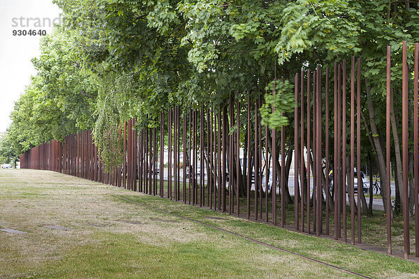 Metallstäbe symbolisieren den Mauerverlauf  Gedenkstätte Berliner Mauer an der Bernauer Straße  Berlin  Deutschland
