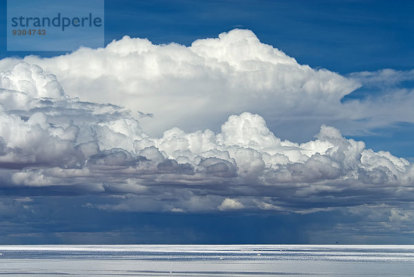 Wolkenformation  Salar de Uyuni  bei Carpas  Altiplano  Bolivien