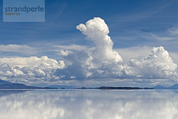 Wolkenformation mit Spiegelung im Salzsee  Salar de Uyuni  bei Phaspani  Potosi?  Altiplano  Bolivien