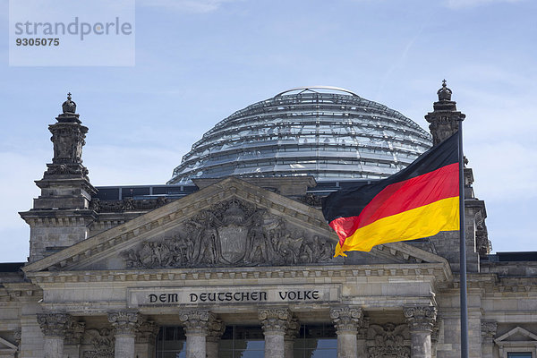 Bundesflagge vor dem Reichstag  Berlin  Deutschland