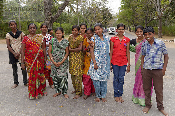 Junge Inder  Schülerinnen und Schüler  Mysore  Karnataka  Südindien  Indien  Asien
