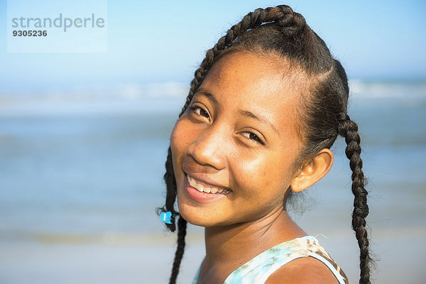 Madagassisches Mädchen  15-16 Jahre  am Strand  Morondava  Provinz Toliara  Madagaskar