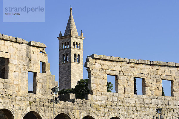 Amphitheater und Glockenturm der Kirche Heiliger Stephan  Pula  Istrien  Kroatien  Europa