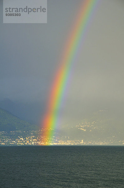 Regenbogen am Ufer bei Lausanne  Schweiz  von Frankreich aus  Genfersee  Lac Léman  Évian-les-Bains  Haute-Savoie  Rhône-Alpes  Frankreich