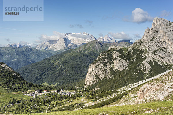 Falzaregopass mit Berg Hexenstein oder Sasso di Stria  dahinter Col di Lana  Mahnmal Erster Weltkrieg  ganz hinten Marmolata-Massiv  Cortina d?Ampezzo  Venetien  Italien