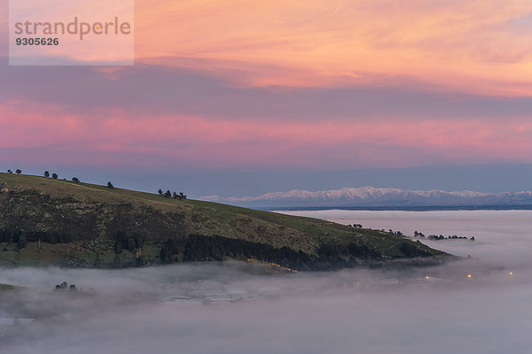 Christchurch vor Sonnenaufgang im Nebel vor den Southern Alps  Südinsel  Neuseeland