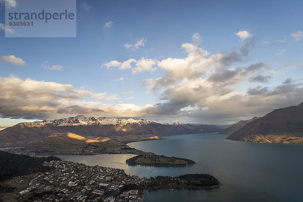 'Queenstown vor ''Lake Wakatipu'' und Bergpanorama der ''Remarkables'' bei Sonnenuntergang  Otago  Südprovinz  Neuseeland'