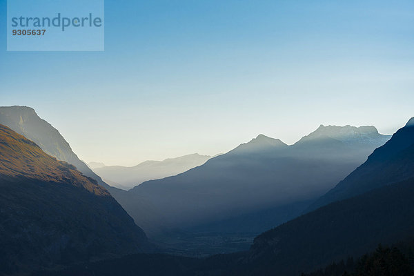 Panorama mit Morgennebel vom Lac du Mont-Cenis aus  Département Savoie  Frankreich