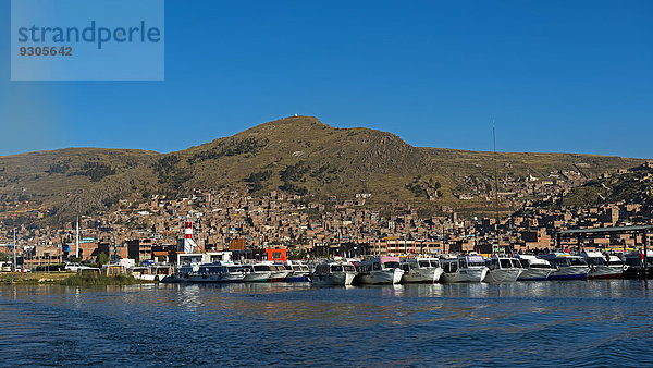 Boote im Hafen von Puno am Titicaca-See  hinten die Stadt  Puno  Peru