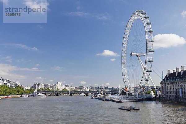 Riesenrad London Eye und County Hall  Jubilee Bridge  Themse  London  England  Großbritannien