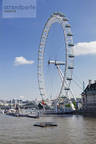 Riesenrad London Eye und County Hall  Themse  London  England  Großbritannien