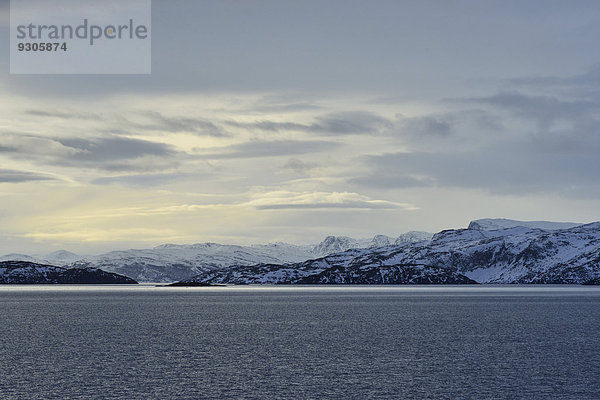 Felsige Insellandschaft am Nordmeer bei bewölktem Himmel  Sørøysund  Finnmark  Norwegen