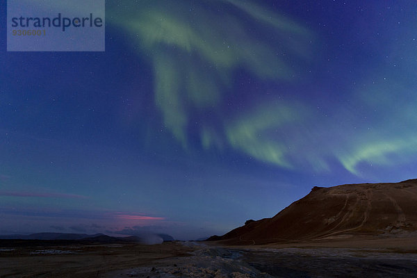 Nordlichter  Glühen der Spalteneruption am Holuhraun  Solfatar  Fumarolen  Schwefel und andere Mineralien  Dampf  Hochtemperaturgebiet oder Geothermalgebiet Hverarönd  Berge Námafjall  Gebiet des Mývatn  Norðurland eystra  Island