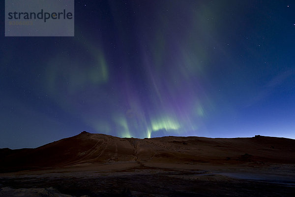 Nordlichter  Schwefel und andere Mineralien  Dampf  Hochtemperaturgebiet oder Geothermalgebiet Hverarönd  Berge Námafjall  Gebiet des Mývatn  Norðurland eystra  Island