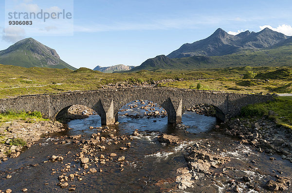 Sligachan Brücke mit dem Gipfel des Marsco und dem Berg Sgurr nan Gillean der Cuillin-Kette  Isle of Skye  Schottland  Großbritannien