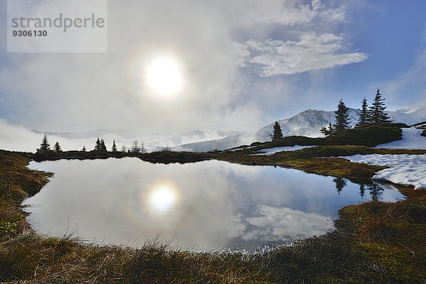 Gebirgslandschaft mit Schnee  hinten das Zillertal  Kleiner Gamsstein  Tuxer Voralpen  Tirol  Österreich