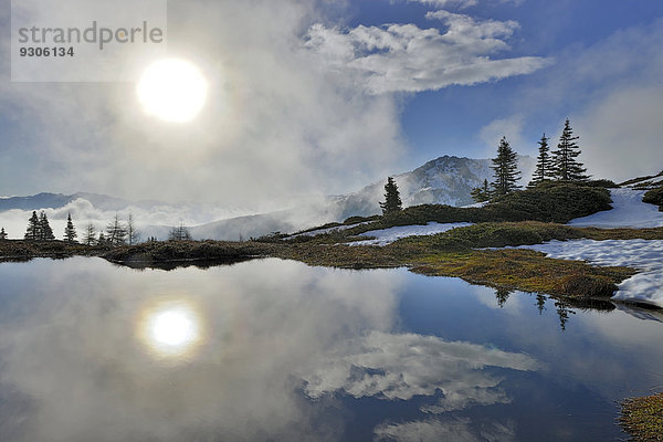 Gebirgslandschaft mit Schnee  hinten das Zillertal  Kleiner Gamsstein  Tuxer Voralpen  Tirol  Österreich